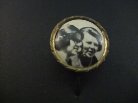 Prinses Beatrix en Prinses Christina ( Marijke) (  jongste kind uit het huwelijk van koningin Juliana der Nederlanden en prins Bernhard van Lippe-Biesterfeld) fotospeld